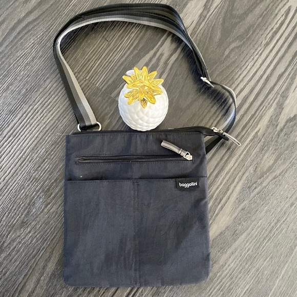 Baggallini Handbags - 🍍Baggallini Cross body🍍E-2